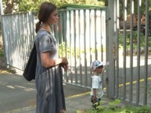 Пенсионери от "Сарафово" приютиха бежанка и детето й