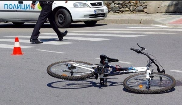 Руснак помете велосипедист на пешеходна пътека в Поморие Вчера  около