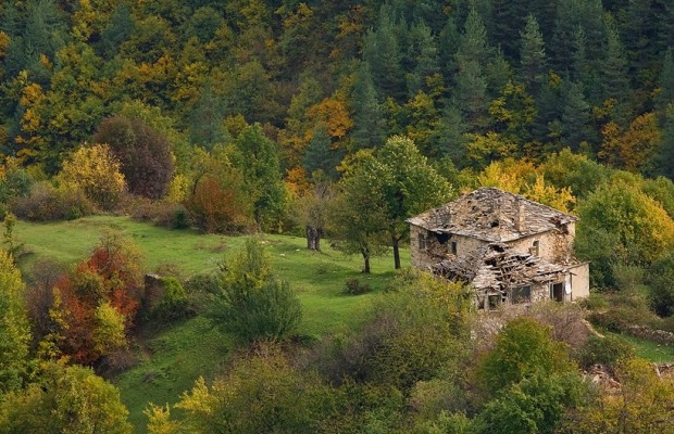 Дядовци е най-посещаваното обезлюдено село в България. Всеки тръгнал за уникалния