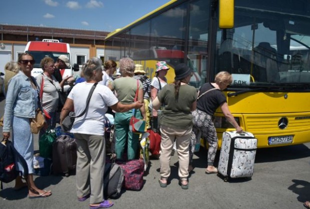 Автобуси с бежанци от Центъра за временно настаняване в Елхово