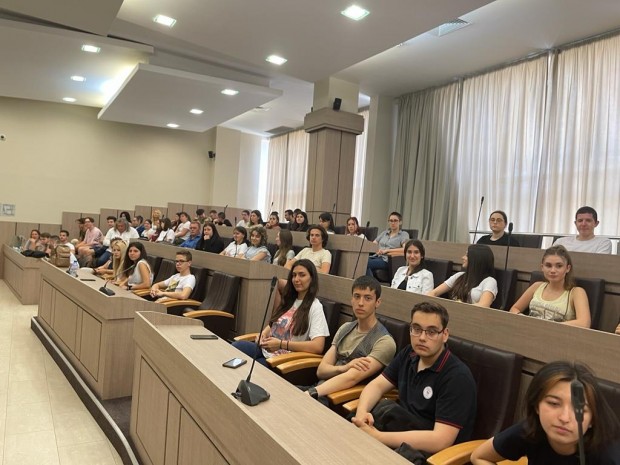 300 бургаски ученици доброволци които помагаха при провеждането на Европейското