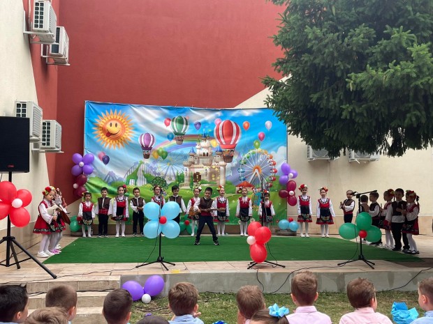 С грандиозен концерт детска градина Росица отбеляза своя 50 годишен