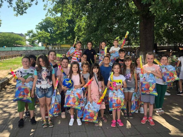 Игри, музика, рисуване и подаръци получиха децата от община Родопи“ 