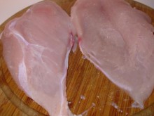 Ново проучване: Ако видите бели ивици по пилешкото месо, не го купувайте!