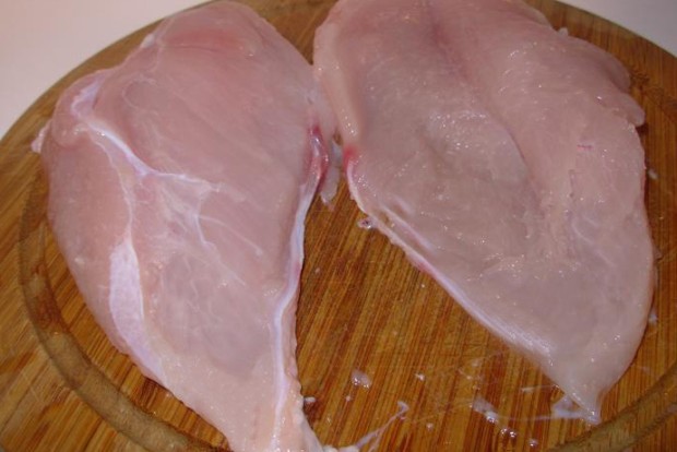 Суровото пилешко месо обикновено е розово но може да забележите