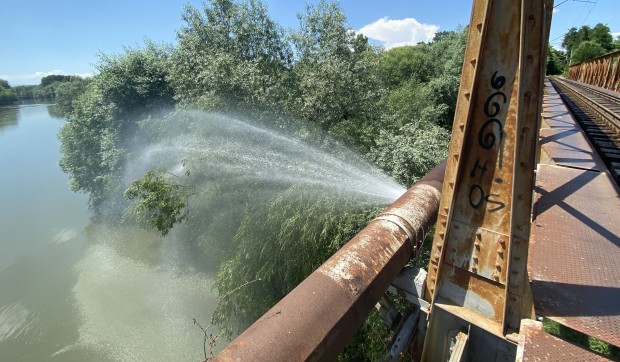 За спукана водопроводна тръба на железопътния мост по линията Пловдив