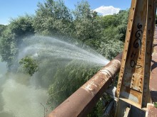 Сигнал: Под налягане изригва голяма струя вода