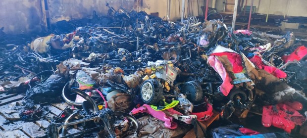 Огнена стихия изпепели склад за детски играчки във Варна видя