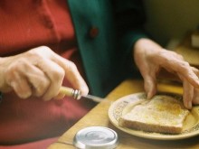 Проучване: Възрастните хора изхвърлят по-малко храна, но използват енергоемки електроуреди