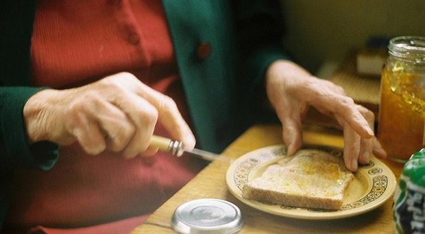 Най възрастните хора в България изхвърлят най малко храна и купуват толкова