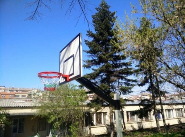 Метален баскетболен кош се стовари върху 16-годишно момче във Враца. Това съобщават
