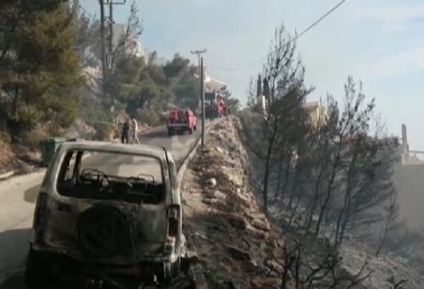 Голям пожар в предградията на Атина нанесе сериозни материални щети