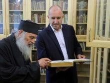 Президентът Радев с голям подарък за манастир в Света гора