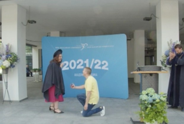 Нестандартно предложение за брак в Нов български университет При връчване