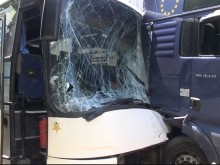 Тежка катастрофа между автобус и тир затвори пътя за Дунав мост