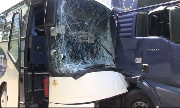 </TD
>Румънски тир предизвика тежка катастрофа на бул. България в Русе. Камионът е предприел обратен завой