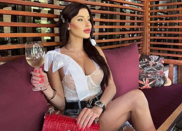 Голям богаташ глези атрактивната Радинела, тя влюбена до уши