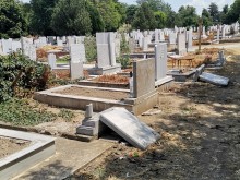 Поругаха паметта на мъртви хора в Пловдив