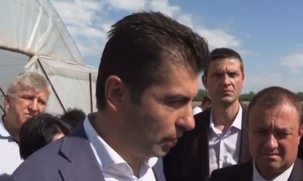 Премиерът в Садово: Държавата ще обезщети всички, чиято продукция е унищожена от градушката