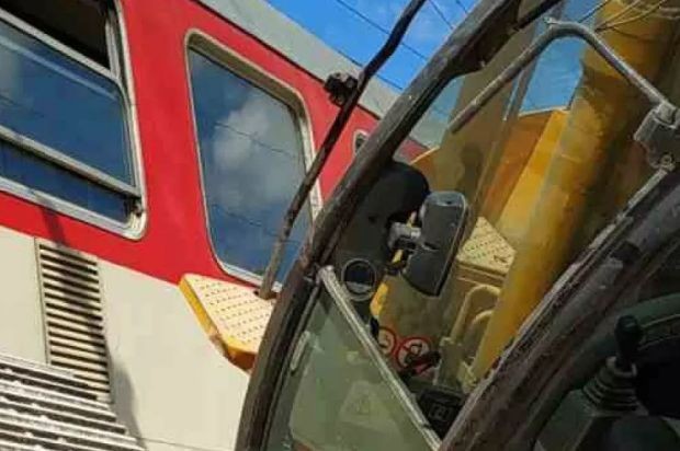 Камион и бърз влак се удариха между селата Димово и