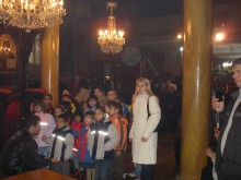 Зарадваха деца от пансион с подаръци и посещение на църква