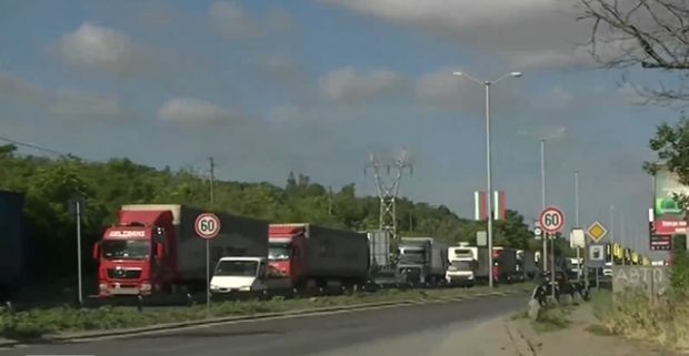 TD Огромни задръствания блокираха пътищата към ГКПП Дунав мост и Силистра Хората