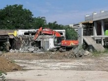 Бутнаха всички постройки зад южната трибуна на стадион "Христо Ботев"