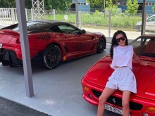 Ето ги луксозните коли на родните вип мацки