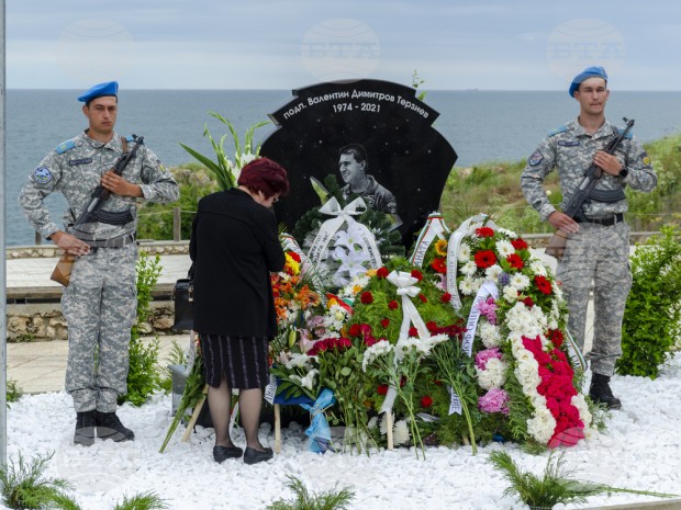 Плоча в памет на военния пилот подполковник Валентин Терзиев бе