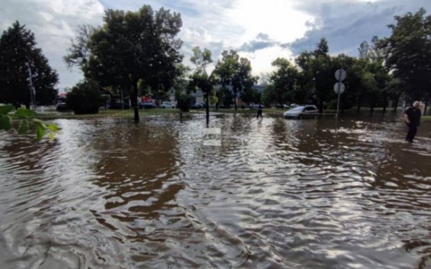 Силна гръмотевична буря премина през Благоевград  За половин час дъждът превърна