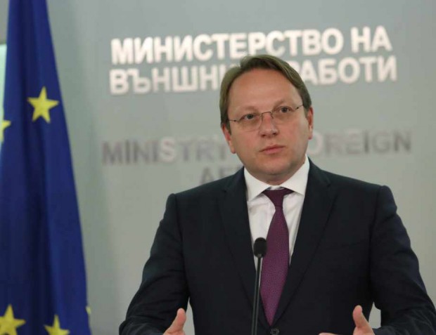 Еврокомисарят по разширяването Оливер Вархей ще пристигне в София за