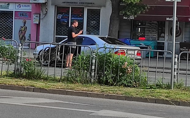 В Пловдив лек автомобил буквално отнесе шофьорската врата на друг