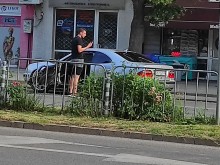 Възрастен водач с хасковско БМВ буквално отнесе отворена шофьорска врата на "Мерцедес" пред магазин