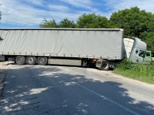 Няма минаване! Камион блокира път край Пловдив