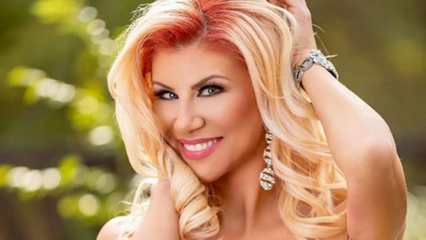 Нелина върти купони на студентската скамейка