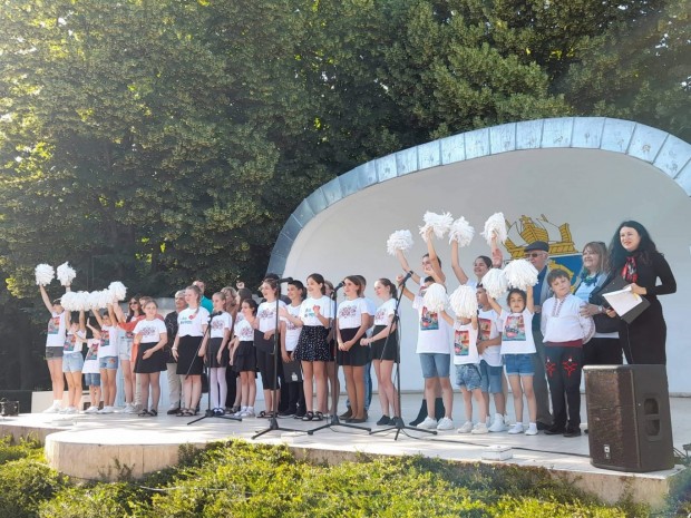 Бурни аплодисменти събраха учениците от Словакия по време на своя