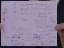 Балабанов показа бележка, която твърди, че е на Кирил Петков