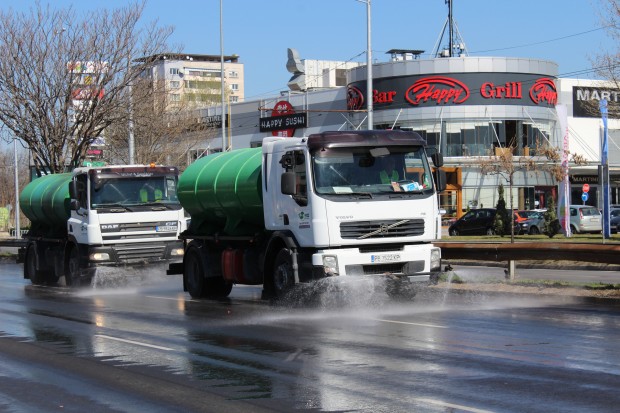 Машинното миене на улиците в Пловдив продължава по график и