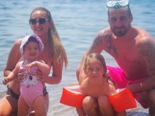 Бивш футболен национал с три жени на плажа в Халкидики