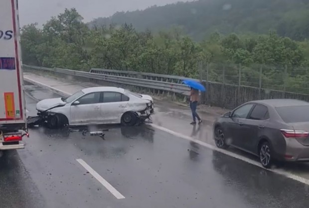 Три катастрофи затрудняват движението по автомагистрала Тракия. Два от инцидентите