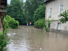 Десетки къщи са наводнени след пороя, който заля България