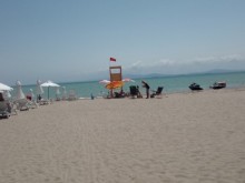 Летният туристически сезон стартира днес: Бирата ни е скъпа, сянката - солена