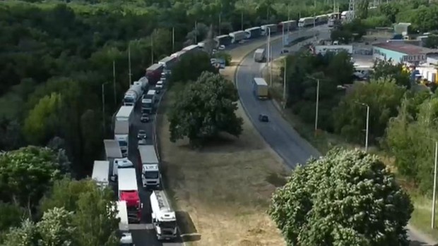 TD За пореден ден километрични колони от камиони на Дунав мост