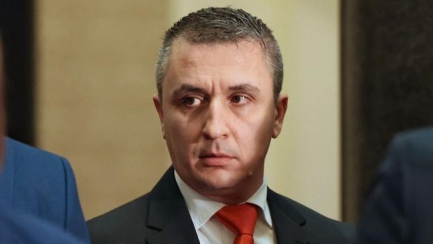 Министърът на енергетиката Александър Николов и неговите заместници ще подадат