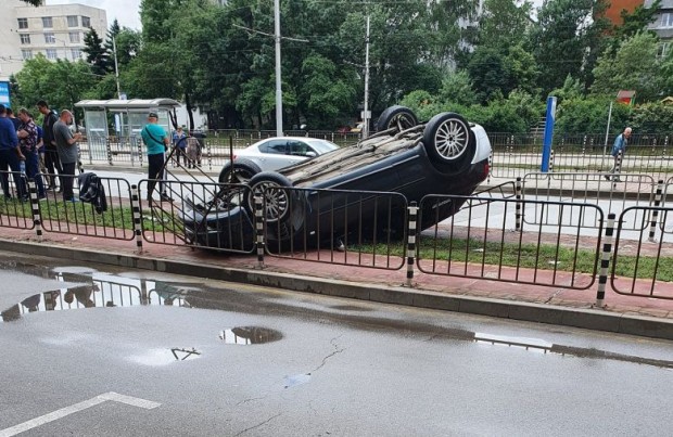 Автомобил се преобърна по таван на столичния бул Мария Луиза