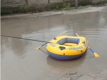 Жителите на пловдивско село подкараха лодки по улиците