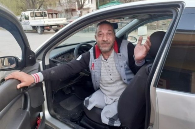 Мъж без крака шофира сам автомобил