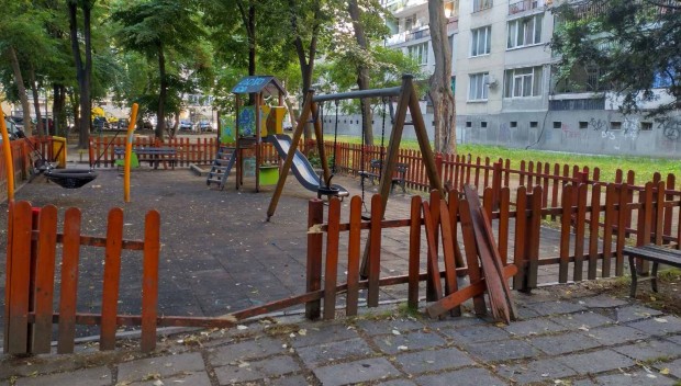 Жертва на поредната вандалска проява стана детската площадка на ул