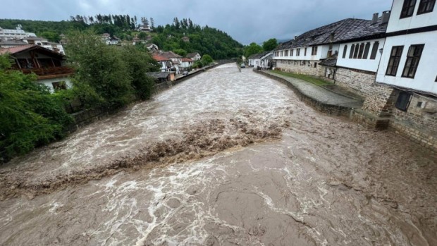 Лошото време застигна и старопланинския град Трявна  Наводнени са десетки имоти