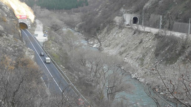 Временно е ограничено преминаването през т. нар. Крив тунел по пътя Благоевград-Кресна, съобщиха